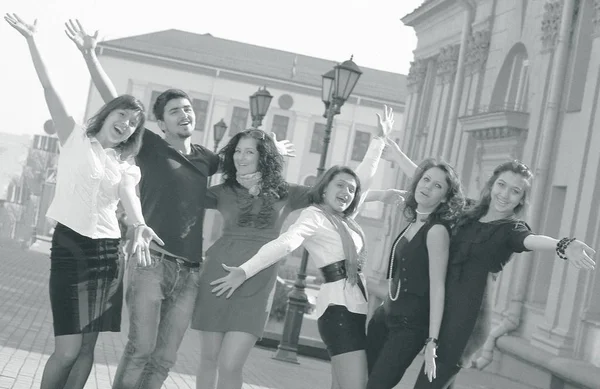 Gruppe glücklicher Studenten steht auf der Straße . — Stockfoto