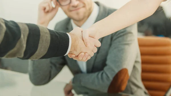 Handslag för affärspartners på bakgrunden av den professionella medarbetaren — Stockfoto