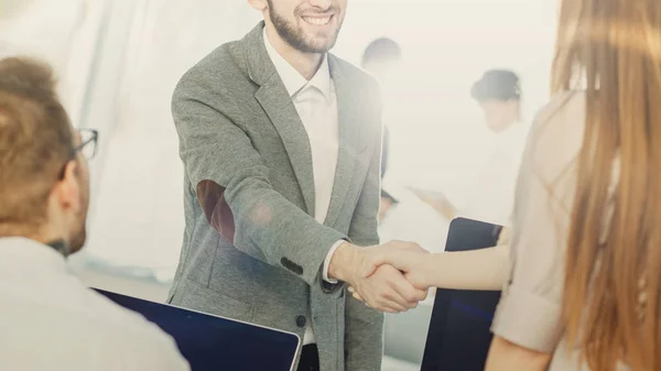 Concepto de una asociación fiable - el abogado y el cliente, estrecharse la mano después de firmar el contrato de financiación —  Fotos de Stock