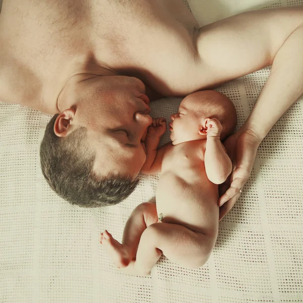Concept van de familie geluk - vader en pasgeboren baby slapen. — Stockfoto