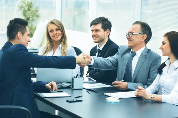 ミーティング テーブルとビジネス パートナーの握手 — ストック写真