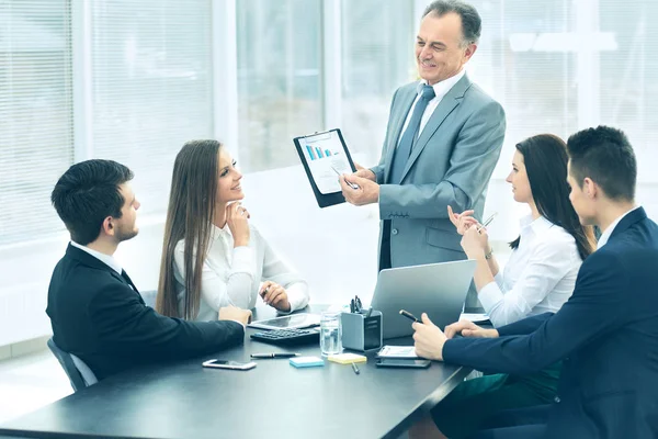 Exitoso empresario y su equipo de negocios se reúnen en una oficina moderna — Foto de Stock