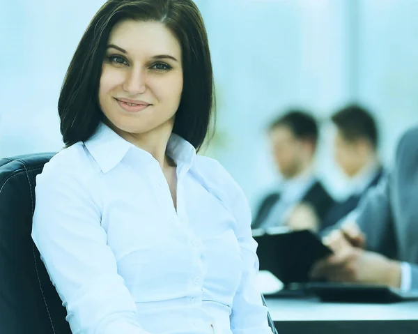 Retrato de mulher de negócios bem sucedida no escritório no backgroun — Fotografia de Stock