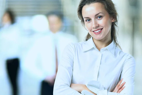 Zakelijke dame met positieve uitstraling en vrolijke glimlach poseren — Stockfoto