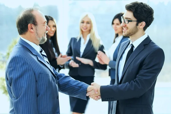 Setkání dvou obchodních partnerů na prezentaci, pozdrav s handshake — Stock fotografie