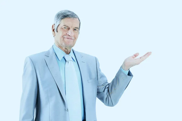 Affärsman i åldern, pekar i riktning mot din PR-produkter — Stockfoto