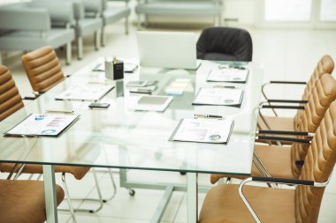 Resepsiyon müzakere ile hazırlanan mali harita ve iş toplantıları önce konferans salonunda Ofis donatım.