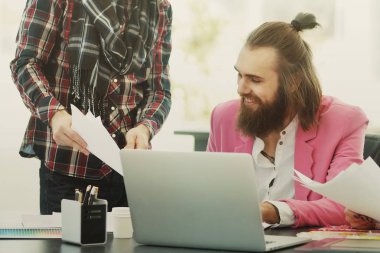 Modern Tasarımcısı ve ekibi yeni giysi modellerinin gelişmekte olan