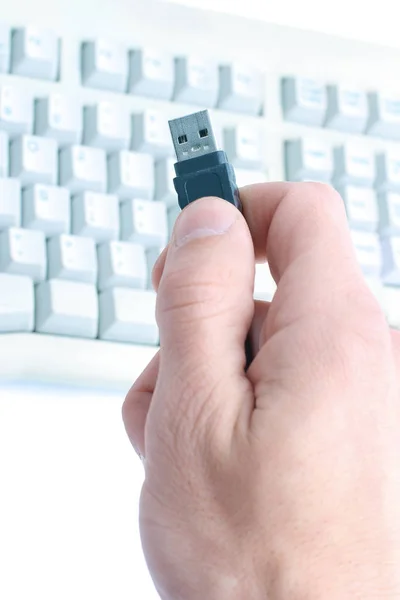 Närbild. hand med USB-kabel, isolerad på vit — Stockfoto