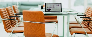  dizüstü bilgisayar ile modern bir ofis Manager'da tabloda mali çizelgeleri ile açın.