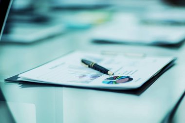  Kalem ve mali belgeler iş adamının masasında.