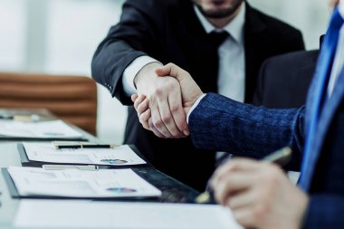  karşılıklı bir mali sözleşmenin koşulları tartışıyor sonra iki avukat