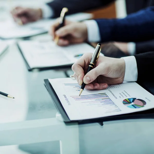 Primer plano del equipo de negocios está trabajando con los horarios financieros en el lugar de trabajo en la oficina — Foto de Stock