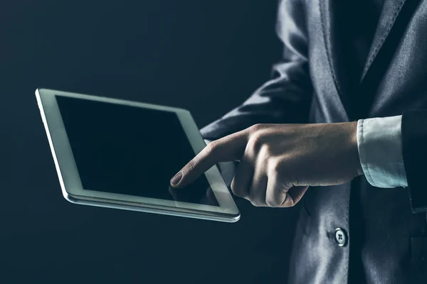 Closeup ενός δακτύλου επιχειρηματίας πιέζει για tablet με ψηφιακή οθόνη — Φωτογραφία Αρχείου