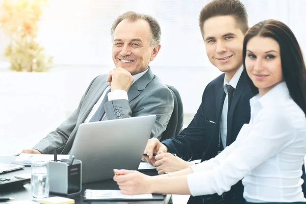 Een succesvol zakenman en zijn team zakelijke bijeenkomst in een modern kantoor — Stockfoto