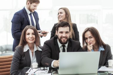 iş - dostu iş takım gösteren işaret parmağı ileri başarı kavramı