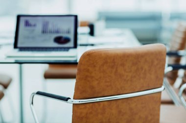 dizüstü bilgisayar ile modern bir ofis Manager'da tabloda mali çizelgeleri ile açın.