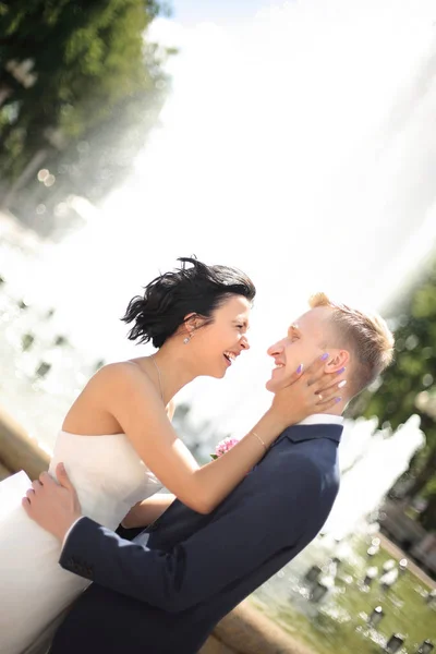 Closeup portrait of a happy pair of newlyweds — Stock Photo, Image