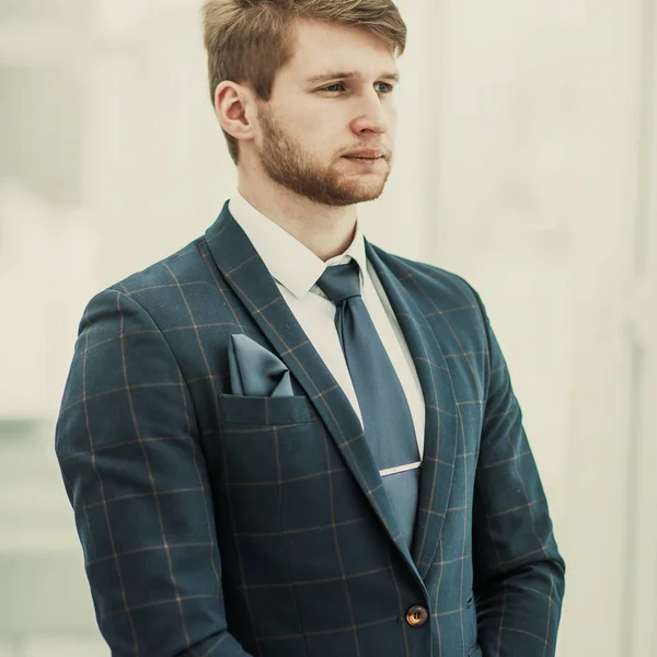 Hombre de negocios recién llegado en un traje de negocios se encuentra cerca de la ventana — Foto de Stock