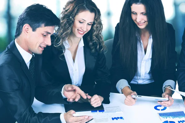 Negocio, concepto de oficina de tecnología - sonriente jefe femenino hablando con el equipo de negocios —  Fotos de Stock