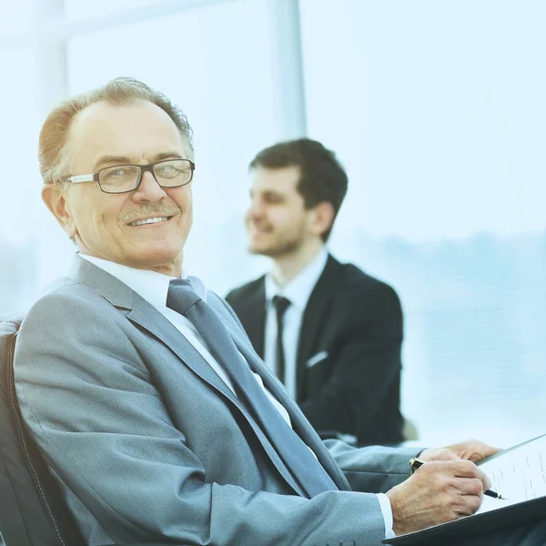 Portrait d'un homme d'affaires prospère dans le bureau sur l'équipe de travail arrière-plan — Photo