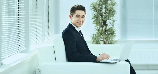 Employee works with documents in a spacious office  glass — Stock Photo, Image