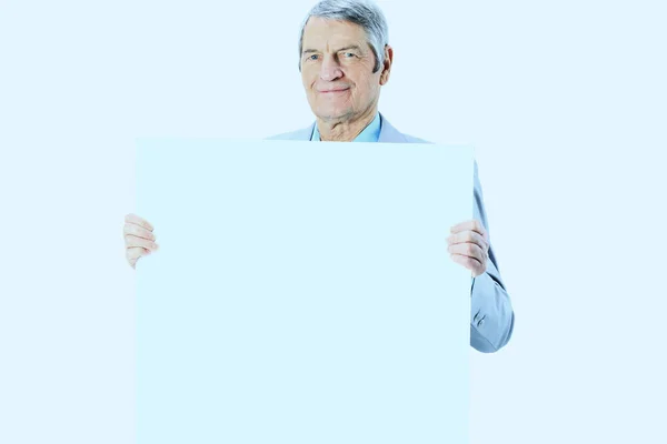 Bonito hombre de negocios a la edad sostiene cartel blanco — Foto de Stock