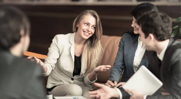 A group of successful businessmen. Discussion of an important issue with colleagues — Stock Photo, Image