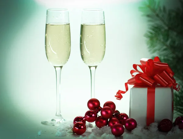 Two glasses with champagne, and boxes with gifts on Christmas b — Stock Photo, Image