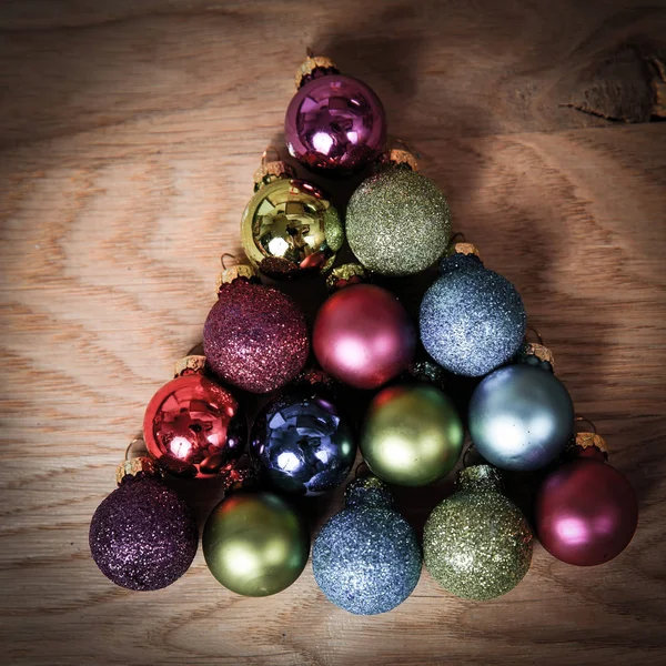 五颜六色的圣诞球堆积在三角形的形状 — 图库照片