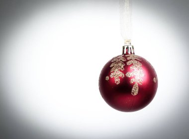 Kırmızı noel topu beyaz arka planda izole edilmiş.