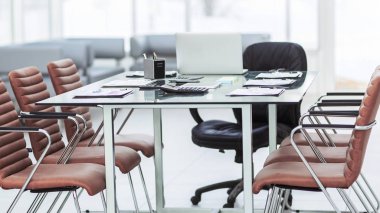 Masa başında iş anlaşması tarafından hazırlanan belgeler ile