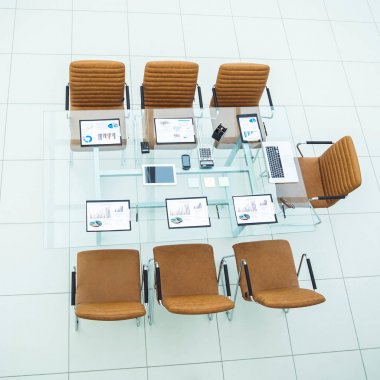  sandalyeler ve belgeler ve iş ortakları ile görüşmeler için dizüstü bilgisayar masası