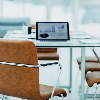  dizüstü bilgisayar ile modern bir ofis Manager'da tabloda mali çizelgeleri ile açın.