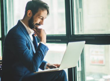 Bir dizüstü bilgisayar ve bir mo bir işyerinde iş takım yöneticisi