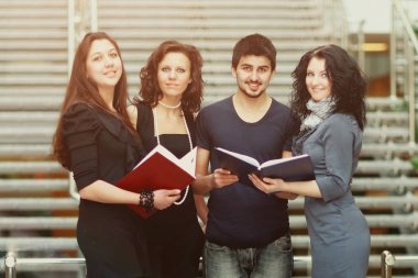 konuşmaya ve defter tutan öğrenci grubu