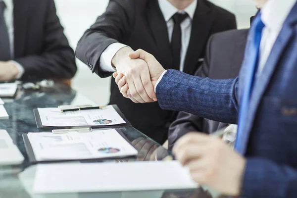 Handschlag zweier Anwälte nach Erörterung der Bedingungen eines Finanzvertrages — Stockfoto