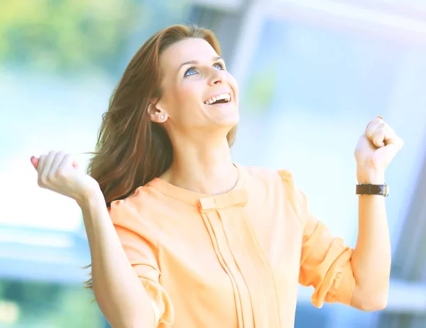 Retrato de mulher de negócios sorrindo e alegrando seu sucesso levantando os braços — Fotografia de Stock