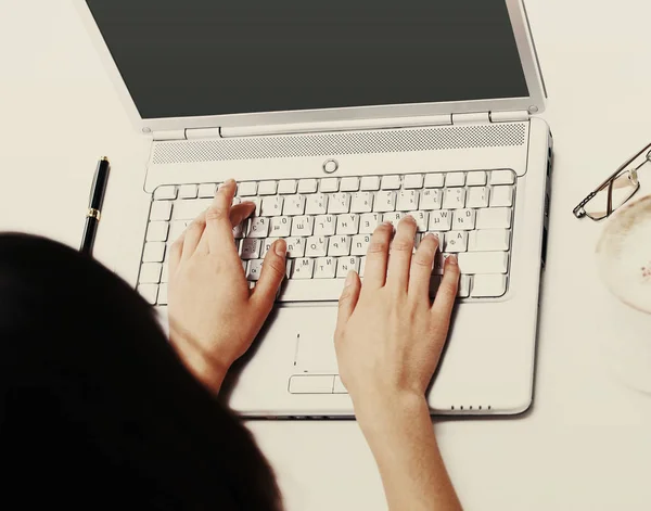 The female hands print on the keyboard the computer — Stock Photo, Image