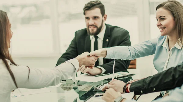 Obchodní partneři po projednání podmínek nový handshake — Stock fotografie