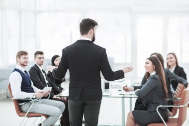  Atölye iş takım modern ofisindeki CEO'su konuşuyor