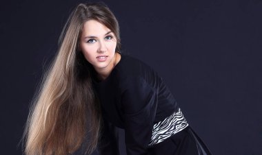 Siyah elbiseli şık bir genç kadının portresi.