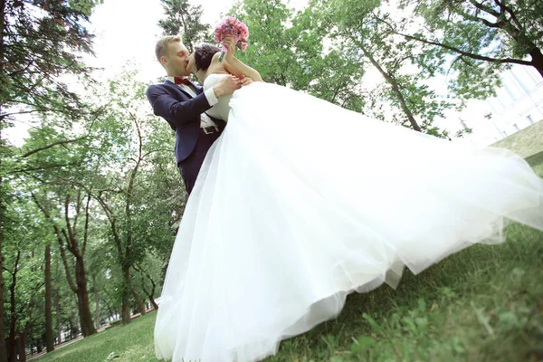 Mariée heureuse et groom.kiss dans le parc . — Photo