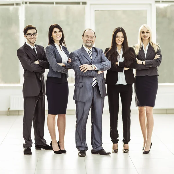 Retrato de empresário de sucesso e equipe de negócios em pé junto com os braços cruzados na frente dele — Fotografia de Stock