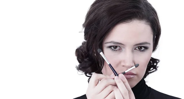 Make-up artiest gaat make-up. geïsoleerd op een witte achtergrond. — Stockfoto