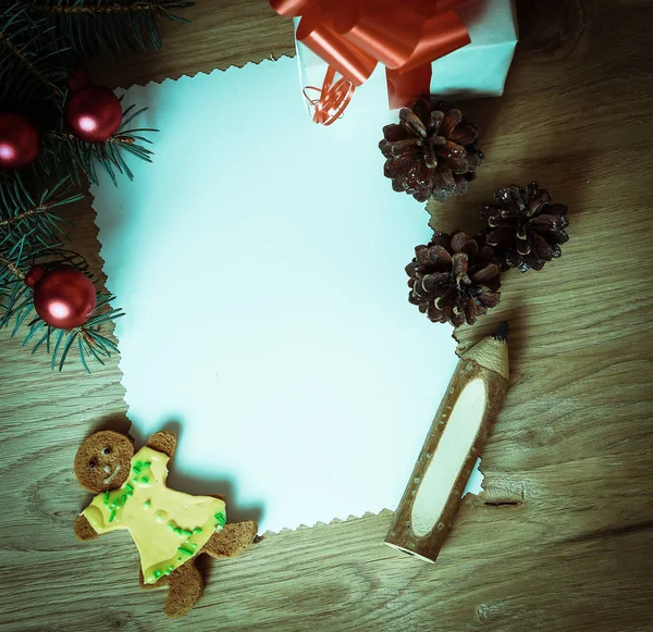 Tarjeta de Navidad en blanco y una caja con regalo en el fondo de Navidad — Foto de Stock