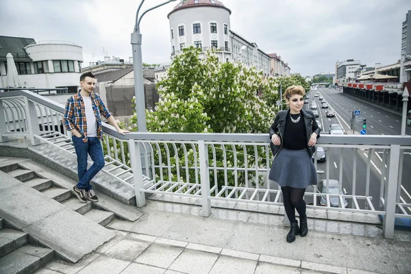 Gençler belirlenen yerde duran bir araya gelmesi bekleniyor — Stok fotoğraf