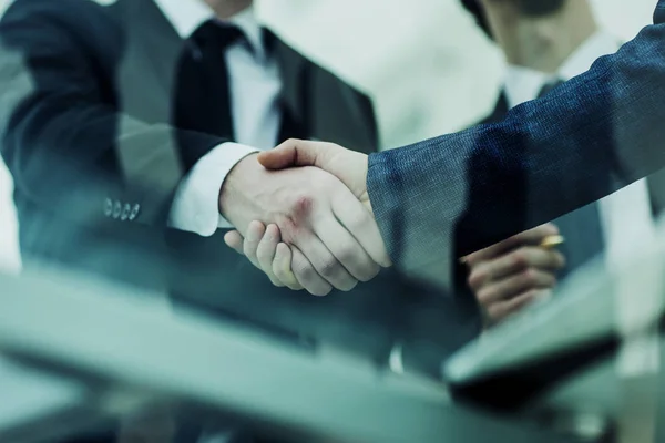 Konzept der Partnerschaft - Händedruck von Geschäftspartnern — Stockfoto