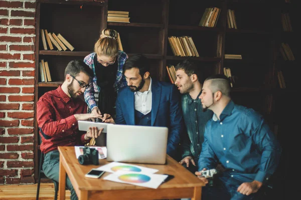 Equipo de negocios discutiendo un nuevo proyecto publicitario de la empresa — Foto de Stock