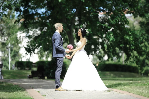 Beautiful bride and groom couple walking at the wedding — Stock Photo, Image